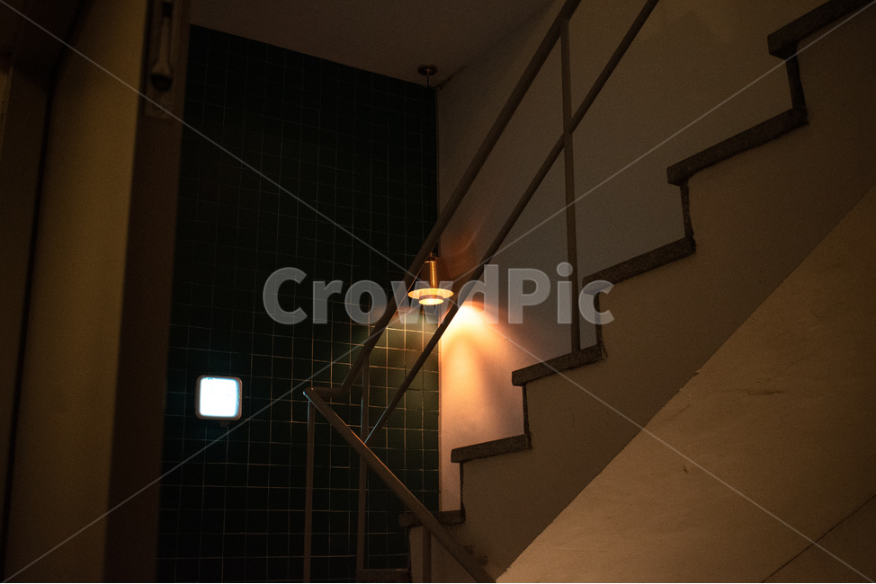 staircase,계단,조명,불빛,비상구,light,dark,어두움,실내