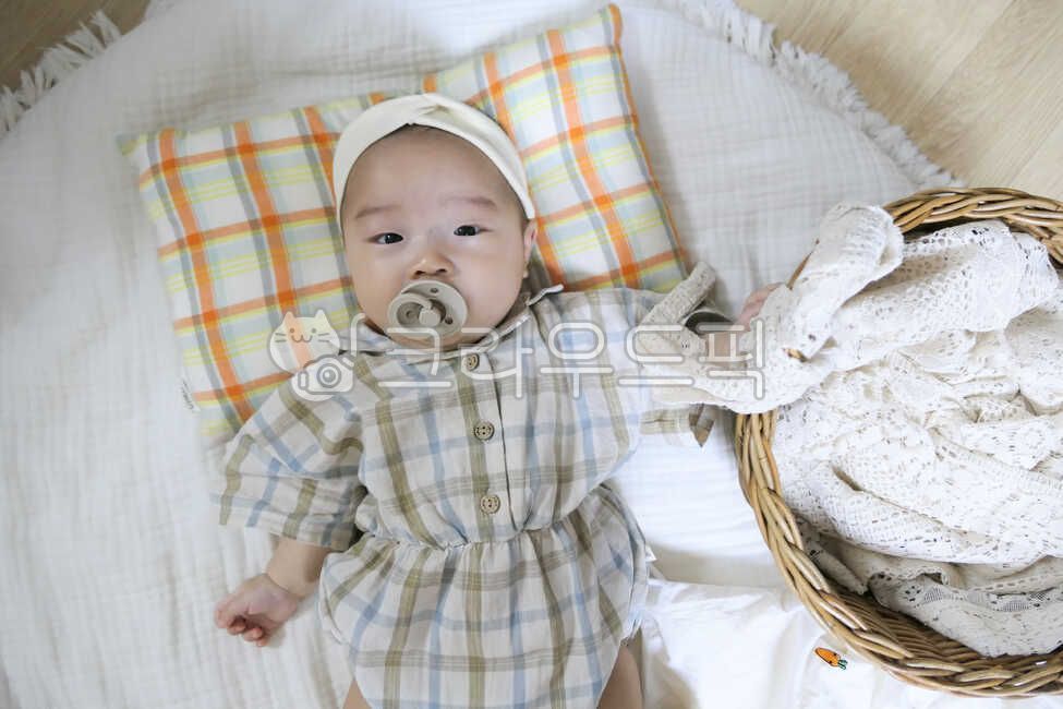 small,basket,rug,young,0 years old,held,rattan basket,innocent,mothers arms,infant,cute,one year old,Asian,life,son,white,angelic,human,parenting,Korea,nose,lovely,precious,Eyes,Oriental,check pattern,Korean,newborn,1 year old,lifestyle,face,mouth,hair ba