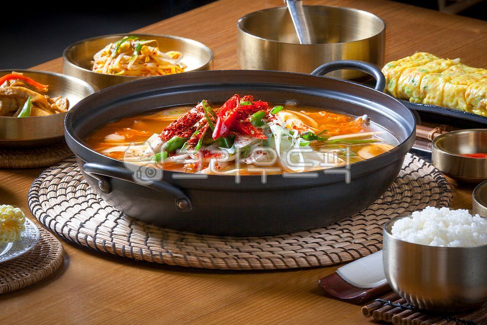 김치찌게,김치찌개,돼지고기,돼지고기김치째개,돼지고기김치찌게,식사,음식점,식당,국물,얼큰,식재료,두부,고추,파,food,돼지김치찌개,돼지김치찌게,한국음식,전통음식,김치,묵은지,한국김치,한식,숙성김치,야채,채소,두부전골,두부요리,요리,한국요리,전통요리