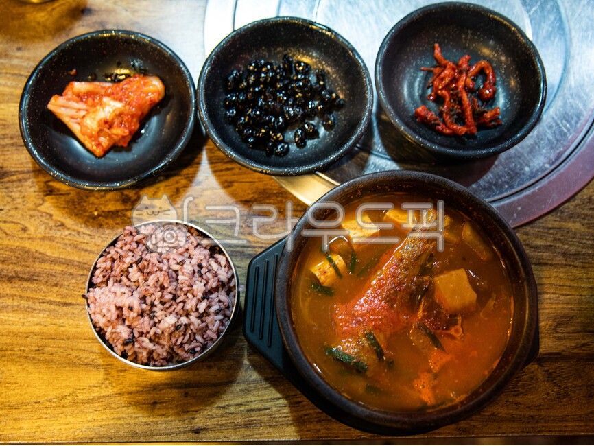 ttukbaegibowl,pollack,greenonion,뚝배기그릇,명태,파,고춧가루,두부,무우,야채,끓인,동태탕,한국전통음식,redpepperpowder,tofu,radish,vegetables,boiled,dongtaetang,traditionalkoreanfood