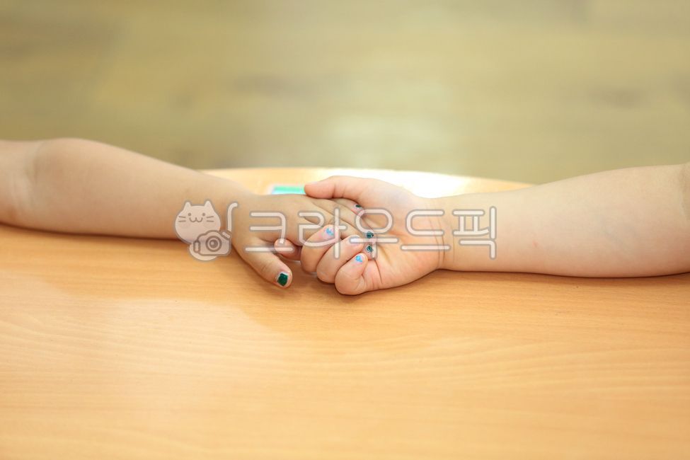 마주잡은,두손,아이,손가락,손,몸,finger,hand,person,사람,human,인간,신체일부,body,손톱,마주잡은손,아이손