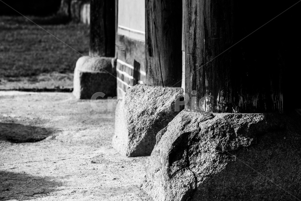 주춧돌,기둥,사찰,전통,문화유산,한국전통,한국문화,korean traditional,korean culture,흑백,모노톤,monochrome,black and white,건축물,건물외관,exterior,building,structure,architecture,construction
