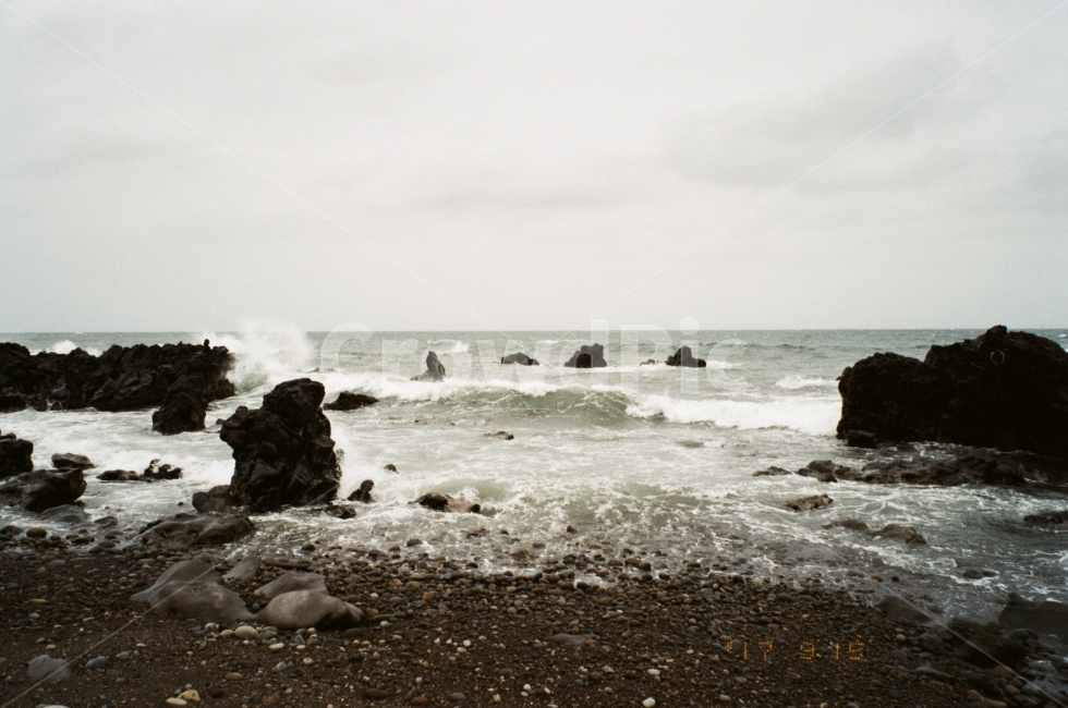 필름,필름사진,바다,제주,태풍,파도,하늘,여행,해수욕장,몽돌,film,jeju,자연,풍경,nature,landscape,한국자연풍경,한국자연경관,korea nature landscape,해변,바다,beach,sea,제주도,jeju,jeju island,outdoors,옥외,ocean,대양,water,물,promontory,곶