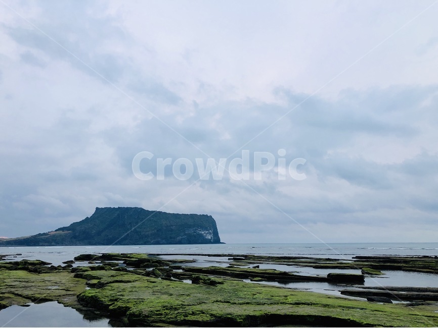 성산일출봉,해변,구름,하늘,바다,제주도,제주,서귀포,이끼,자연,풍경,nature,landscape,한국자연풍경,한국자연경관,korea nature landscape,제주도,jeju,jeju island,outdoors,옥외,land,땅,water,물,shoreline,해안선,ocean,대양,sea,coast,연안