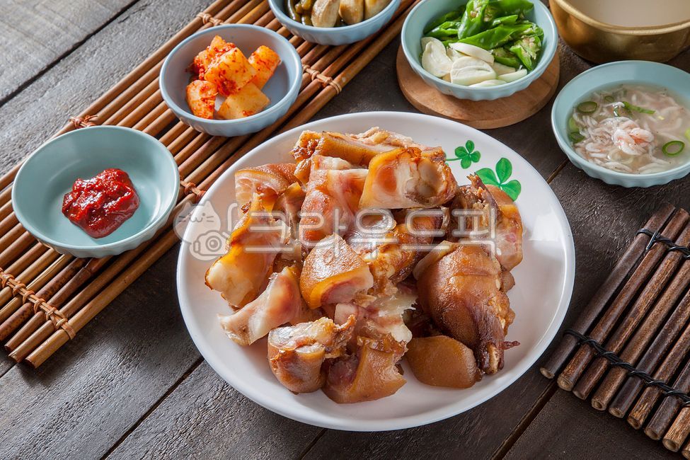 족발,미니족발,족발보쌈,한국음식,전통음식,민속음식,먹거리,먹방,음식점,맛집,접시,식사,보쌈족발,마늘,각두기,요리,새우젓,새우젓갈,고추,소주,소주안주,안주,음식,트레이,원목트레이,대나무,대나무트레이,막걸리,막걸리안주,술안주,돼지,돼지고기,고기,돼지족발,앞다리살,미니족,돼지족,보쌈,족발무침,매운족발
