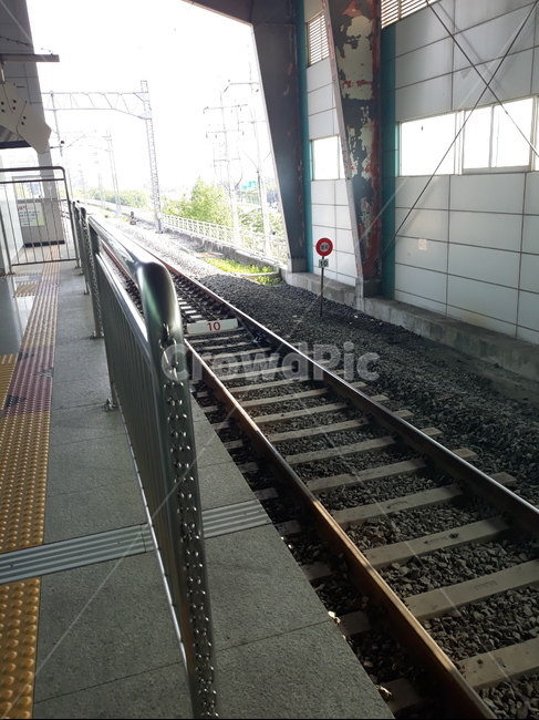 출근길,철길,자갈길,시골,여름,대리석,난간,끝이보이는길
