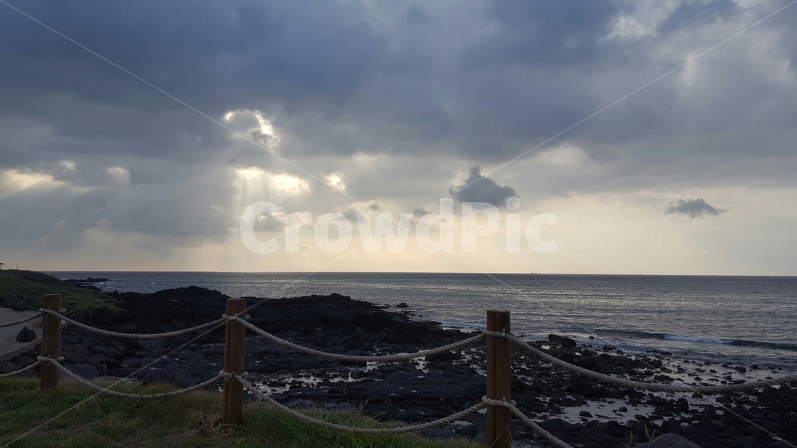 바다,돌,하늘,구름,빛,햇빛,파도,beach,seaside,cloud,sky,lights,sunlight,wave,stone,blackstone,현무암,제주도,해안도로,자연,풍경,nature,landscape