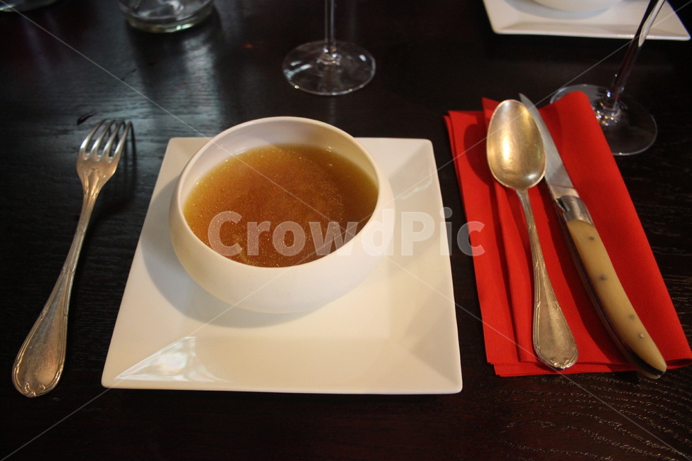스프,고블릿,goblet,유리,glass,접시,dish,테이블,레스토랑,접시디자인,서양식,스푼,포크,나이프,식사,국,와인,wine,meal,spoon,fork,nife,숟가락,cutlery,주방용칼,saucer,받침접시,pottery,도기류