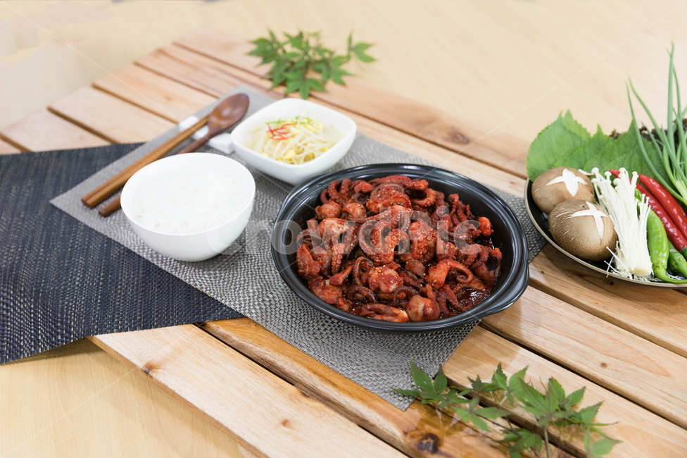주꾸미,요리,다이어트,매운음식,식기류,건강식,조리법,그릇,테이블,식사,맛있다,먹다,별미,낙지,문어,맵다,짜다,준비,숟가락,식탁,붉다,해산물,바다요리,재료,배고프다,무침,볶음,식당,볶다,젓가락,매콤하다,양념,밥도둑,쌀,밥,야채,음식,식재료,요리,food,cook,meal,dishes,food reserves,한식,한국음식,한국요리,korean food,korean dishes,korean meal,korean cook