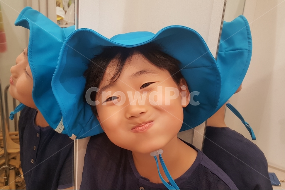 웃음,어린이,즐거움,표정,파란모자,child,일상,사람,인물,인간,human,person,얼굴표정,facial expression,face,어린이,어린아이,child,children,kid