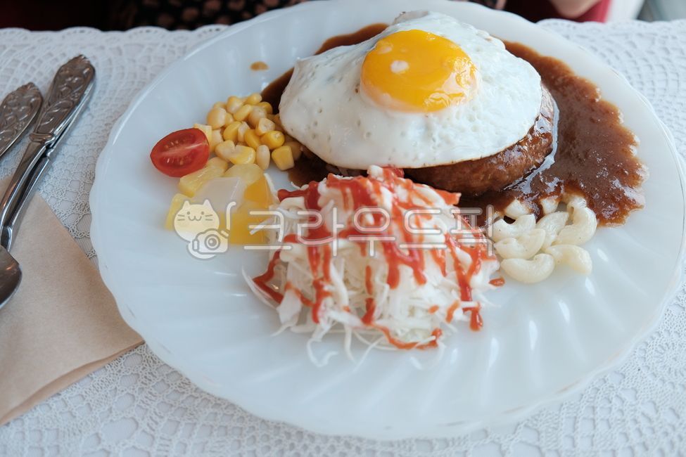 함박스테이크,계란후라이,샐러드,옥수수,방욽마토,접시,그릇,경양식,koreanfood,음식