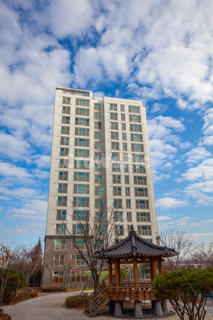 housing,주택,condo,콘도,building,highrise,고층건물,city,시티,urban,어반,town,전각,풍경,아파트,건물,배경,구름,하늘,낮,그림자,햇빛,나무,밝음,도시,현대,다세대주택,가을하늘,놀이터,정자,건축물,건물외관,exterior,building,structure,architecture,construction