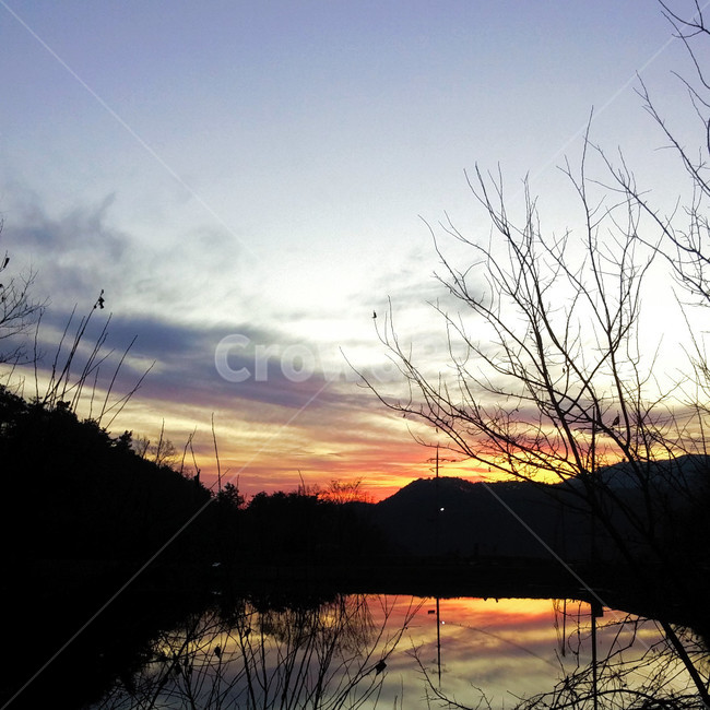 저수지,강,강가,노을,수면,가을,붉은노을,하늘,강그림자,자연,풍경,nature,landscape,outdoors,옥외,land,땅,dusk,황혼,sunset,일몰,dawn,새벽,sky,red sky,붉은 하늘