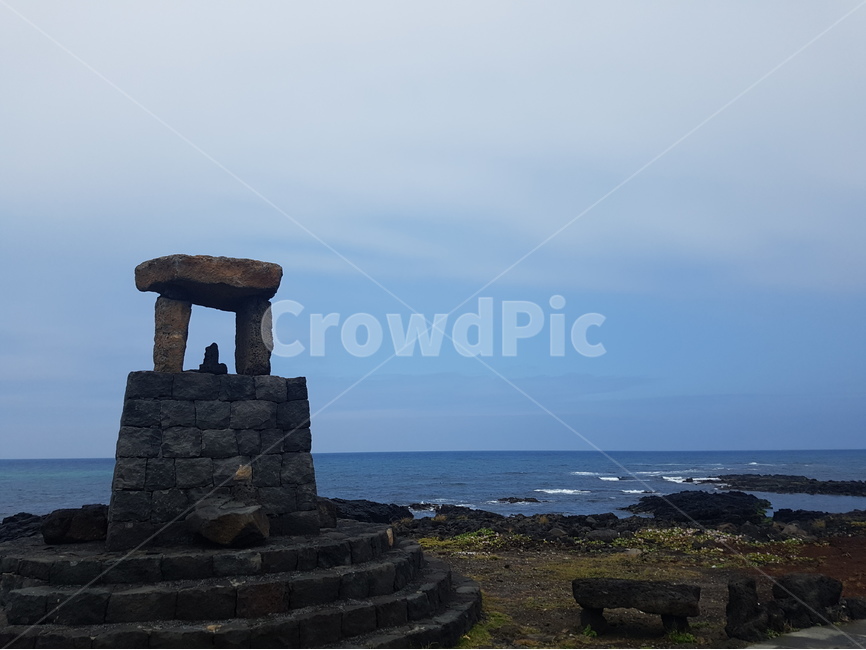 제주도,해변,바다,하늘,구름,길,돌길,복원,돌,석회암,해변길,바닷길,물,바닷물,파란색,검은색,자연,풍경,nature,landscape,한국자연풍경,한국자연경관,korea nature landscape,제주도,jeju,jeju island,조각상,동상,석상,조형물,statue,bronze statue,stone statue
