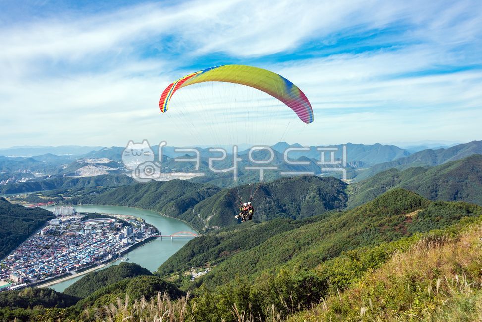 sky,gliding,Yangbangsan Mountain,leisure sports,nature,Danyang,mountain range,Namhan River,building,cloud,mountain,city area,paragliding,outdoors,bridge