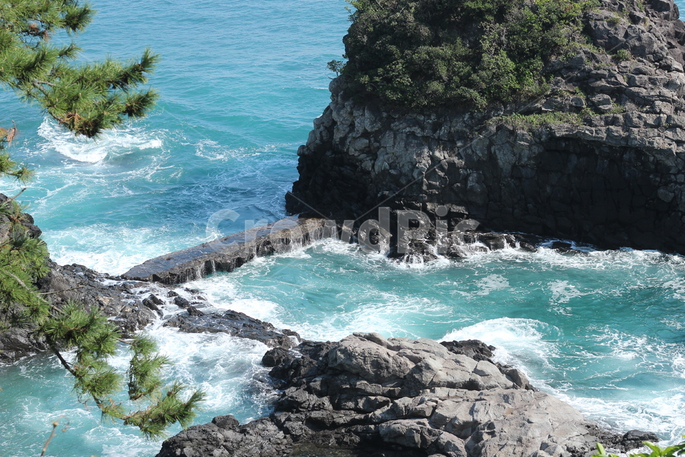 제주도,파도,바다,돌,파란,자연,풍경,nature,landscape,한국자연풍경,한국자연경관,korea nature landscape,제주도,jeju,jeju island,promontory,곶,outdoors,옥외,ocean,대양,water,물,sea,land,땅,shoreline,해안선