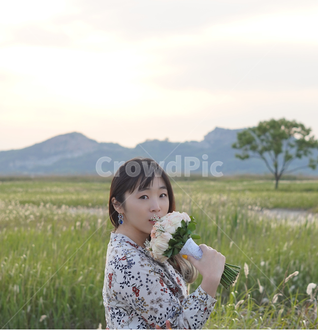 부케,여성,장미,들판,평원,사람,인물,인간,human,person,여성,여자,woman,female,lady