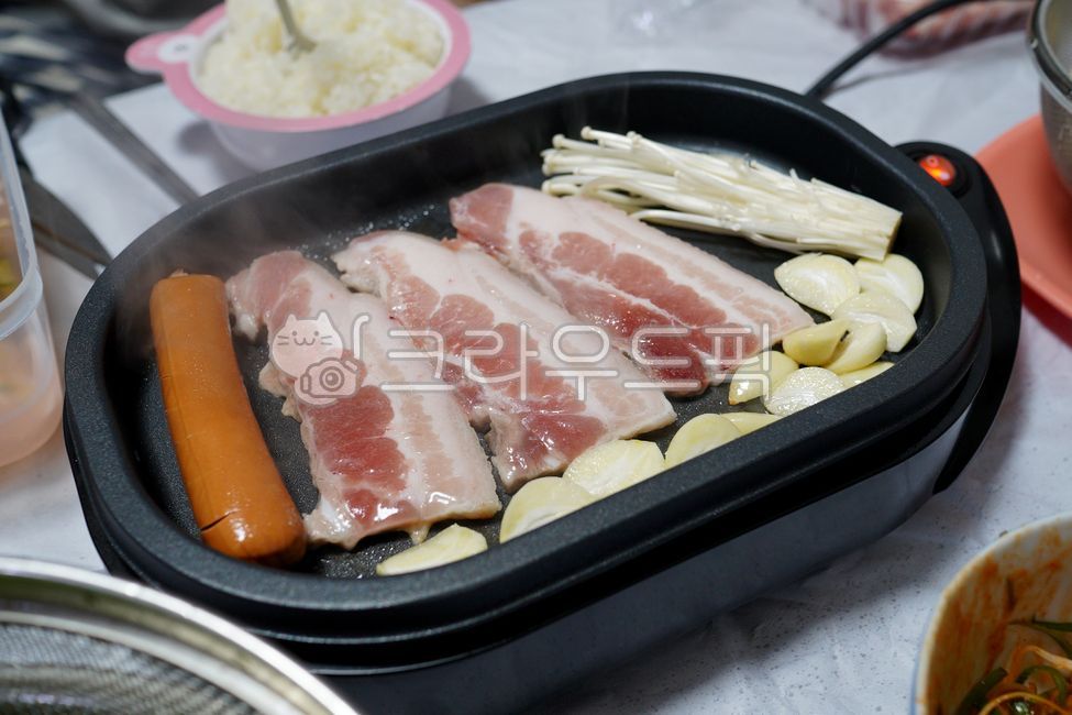 고기,삼겹살,돼지고기,소시지,밥상,마늘,팽이버섯,enokimushroom,pork,porksausages,pachae,porkbelly,bacon