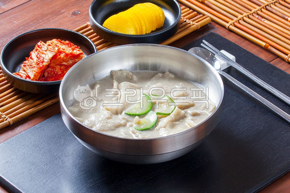 flour food,lunch,Perilla seed dish,traditional cuisine,Perilla Seed Sujebi,Korean traditional food,bowl,potato,flour,healthy food,nutritious food,cooking,tradition,Korean restaurant,delicacy,Flour dishes,Pickled radish,Potato sujebi,kimchi,Korean cuisine,