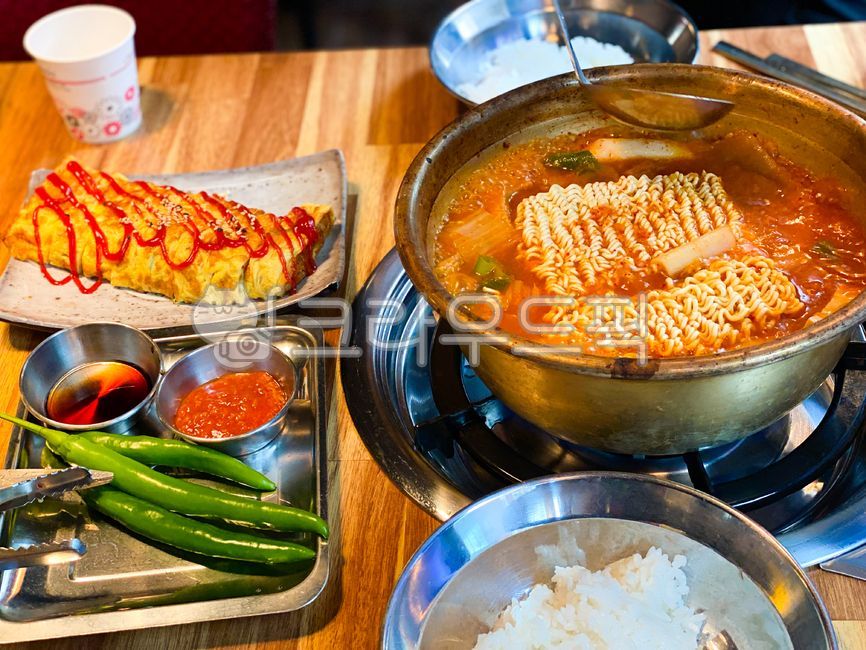 김치찌게,라면사리,계란말이,한식,찌게,고추,식당,밥,food,음식,meal,식사,김치,쌈장