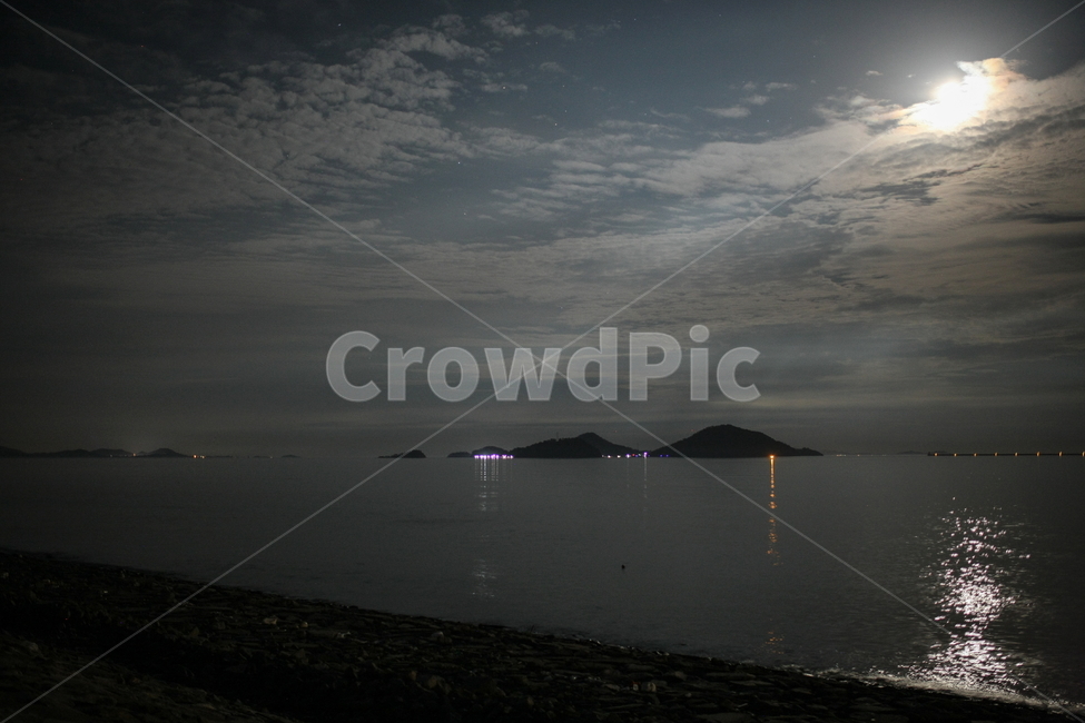 달,하늘,밤,밤하늘,월몰,moonset,nightview,stars,별,moon,sky,자연,풍경,nature,landscape,land,땅,outdoors,옥외,ocean,대양,sea,바다,water,물,shoreline,해안선,coast,연안