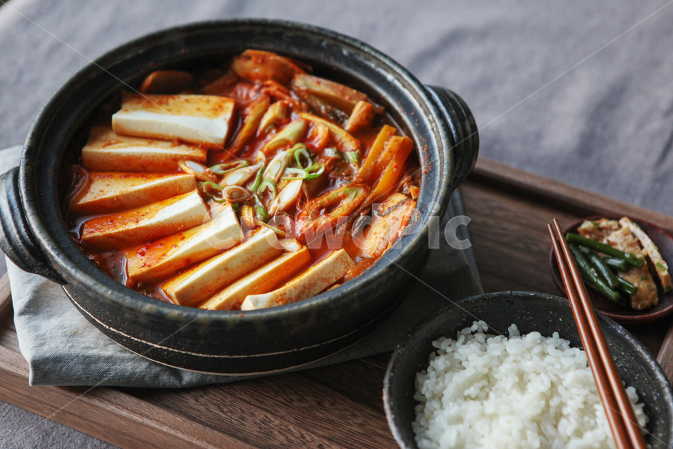 두부,두부전골,전골,두부찌개,김치찌개,한식,한식요리,반찬,밥,젓가락,냄비,전골요리,음식,음식메뉴,식당,한식당,한식메뉴,식재료,음식,식재료,요리,food,cook,meal,dishes,food reserves,한식,한국음식,한국요리,korean food,korean dishes,korean meal,korean cook