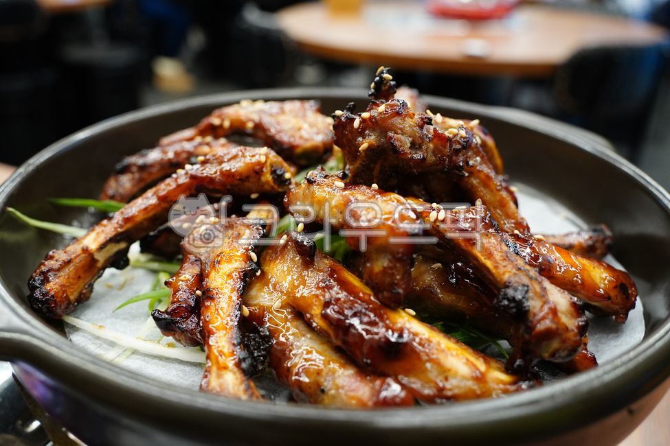 쪽갈비,등갈비,돼지갈비,갈비구이,바베큐,한식,한국음식,요리,음식,맛집,외식,양념갈비,고기,단백질,술안주,숯불구이,깨,파