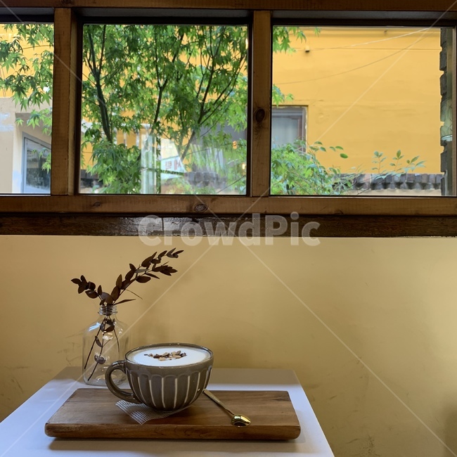 커피,카페,감성사진,창문,컵,덩그러니,커피잔,나무받침,커피,카페,coffee,cafe