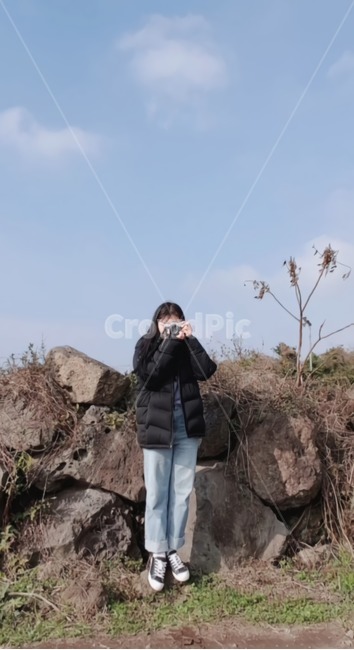 person,사람,human,인간,여자,필름카메라,청바지,하늘,sky,맑은,맑음,sunny,겨울,winter,돌,돌담,길에서,길,road,ground