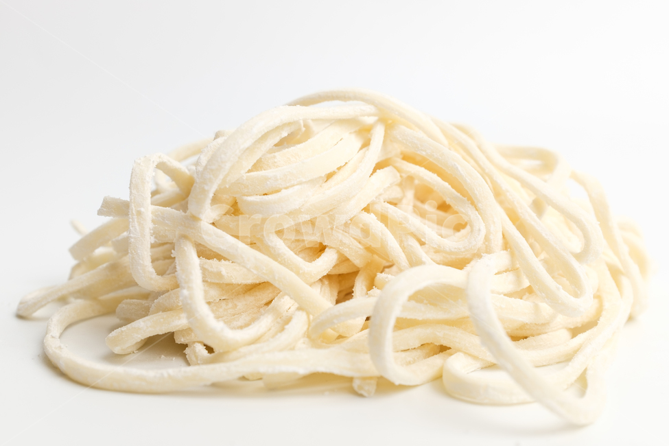 칼국수,면,밀가루,국수,생면,음식,식사,날것,요리,식재료,재료,식품,음식재료,얇은,두꺼운,밀,부드러운,맛있는,하얀색,반죽,탄수화물,생칼국수,음식,식재료,요리,food,cook,meal,dishes,food reserves