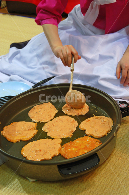 김치전,부침개,파전,빈대떡,요리,음식,한식,한국,전통,한국전통,한국음식,전통음식,팬,국자,간식,만들기,제조,한복,사람,여자,손,음식,식재료,요리,food,cook,meal,dishes,food reserves,한식,한국음식,한국요리,korean food,korean dishes,korean meal,korean cook