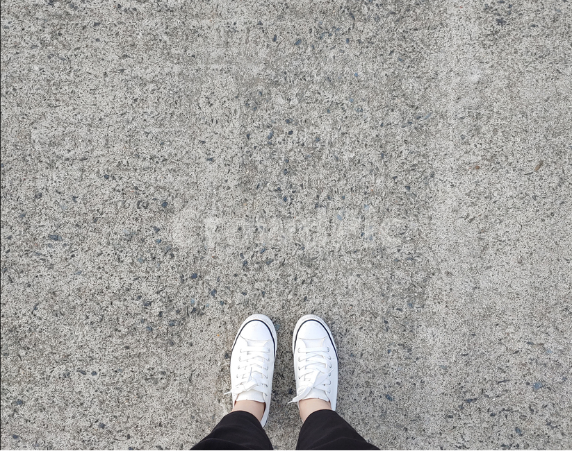 신발,탑뷰,아스팔트,바닥,콘크리트,시선,의복,clothing,의류,asphalt,concrete,tarmac,벽,텍스쳐,텍스처,질감,재질,소스,운동화,발,다리,texture,도로,길,road,거리,운동화끈,신발끈,도보,산책,땅,땅바닥,apparel