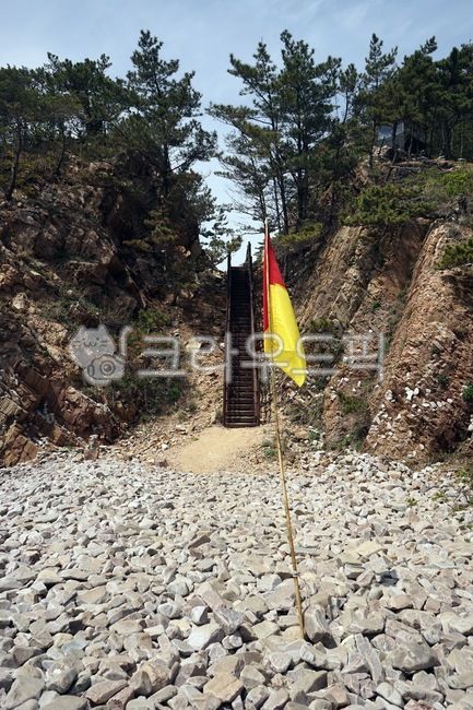 gravel,자갈,흙길,돌해변,나무계단