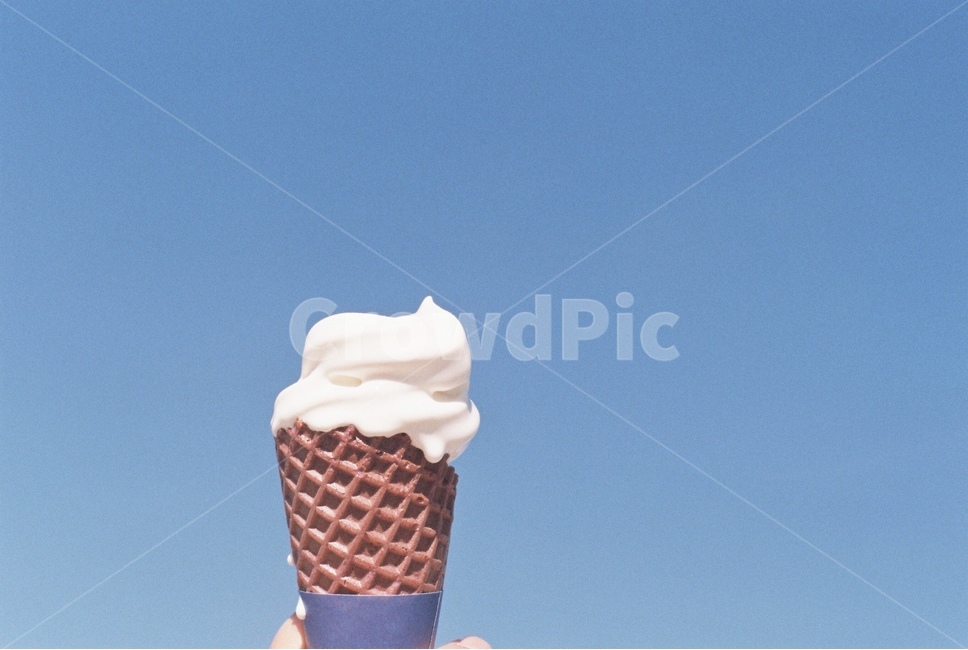 아이스크림,여름,소프트아이스크림,콘,icecream,청량,하늘,시원,melting,음식,식재료,요리,food,cook,meal,dishes,food reserves,감성,sensible,feeling,색깔,색상,색채,색감,color sense,color sensitivity,feeling of color