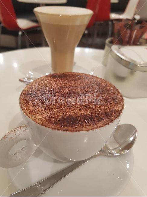 커피,카페,커피잔,카푸치노,라떼,음료,간식,카페인,여유,휴식,라떼아트,거품,시나몬파우더,코코아파우더,티타임,cafe,coffee,coffeecup,cappuccino,latte,beverage,snack,caffeine,latteart,foam,cinnamon,teatime,coffeebreak,바리스타,barista