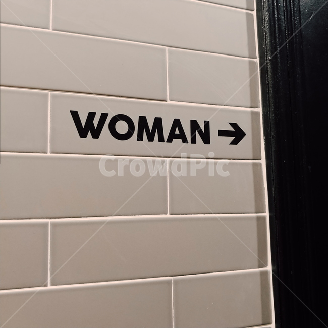 벽,타일,woman,텍스트,표시,표지판,여자,인테리어,복도,실내