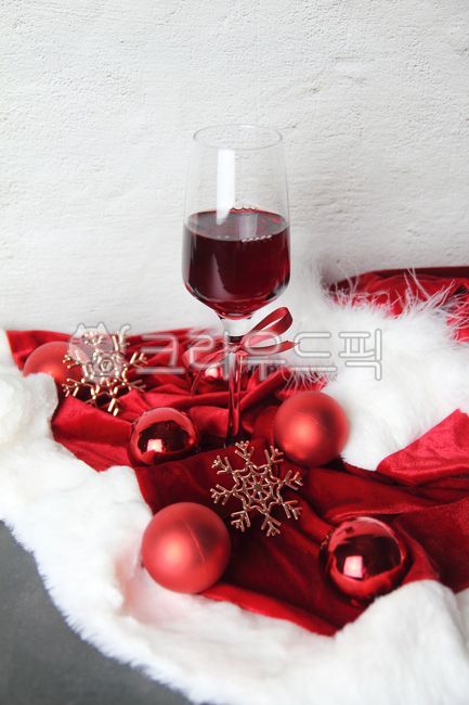 크리스마스,크리스마스배경,와인,와인잔,파티,와인파티,유리,glass,빨간색,레드,빨강,그린,리본,선물,눈꽃모양,장식,장식품,이벤트,연말,오너먼트,공,벨벳,적포도주,redwine,wineglass,와인잔,술,음료,alcohol,beverage,메리크리스마스,성탄절,merry christmas