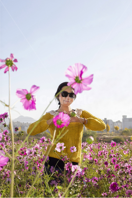 가을,여자,여인,꽃,코스모스,러브,하늘,선글라스,노랑,lady,women,감성사진,여행,힐링,공원,park,소녀,계절,season,사람,people,모델,flower,나무,은행나무,뒷모습,은행잎,풍경,도시,강,배경,단풍,선명한,화사한,fall,autumn,식물,자연,plants,nature,trees,wood,인물,인간,human,person,여성,woman,female,고독함,외로움,쓸쓸함,우울함,슬픔,lonely,solitarytreeplant,가을,계절,fall,autumn,season,사람,인물,인간,human,person,여성,여자,woman,female,lady,sunglasses,색안경,plant,식물
