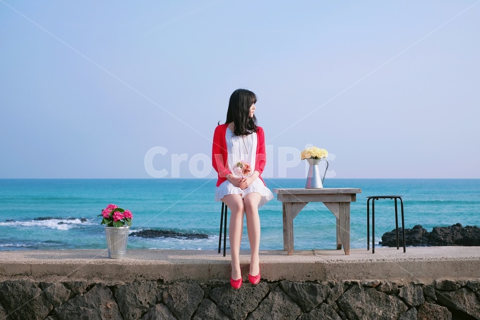 바다,파란색,하늘,테이블,의자,빨간색,니트,구두,봄,바람,인물사진,꽃,꽃다발,봄,계절,spring,season,사람,인물,인간,human,person,여성,여자,woman,female,lady,패션스타일,의상,fashion,style,감성,sensible,feeling,색깔,색상,색채,색감,color sense,color sensitivity,feeling of color,shorts,반바지