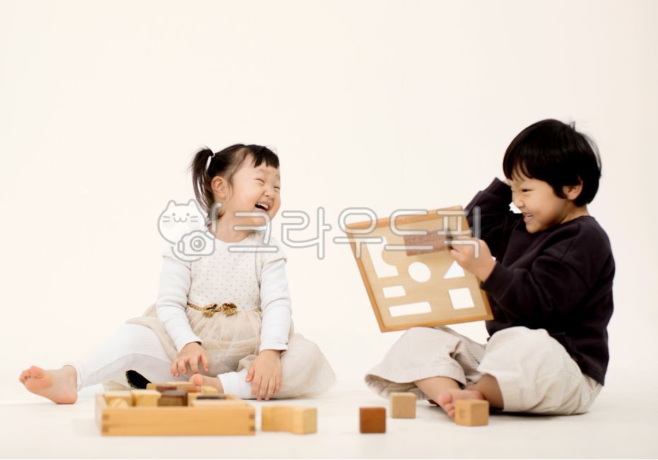 장난감,장난감놀이,남매,가족,형제,유치원,어린이,퍼즐,블록,블럭,원목놀이,교구,어린이집,아이들,친구