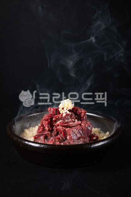 소불고기,소스,클로즈업,간장소스,마늘,불고기,생고기,접시,국자,육수,음식,식사,메뉴,양념,한상,밥상,연기,숯불