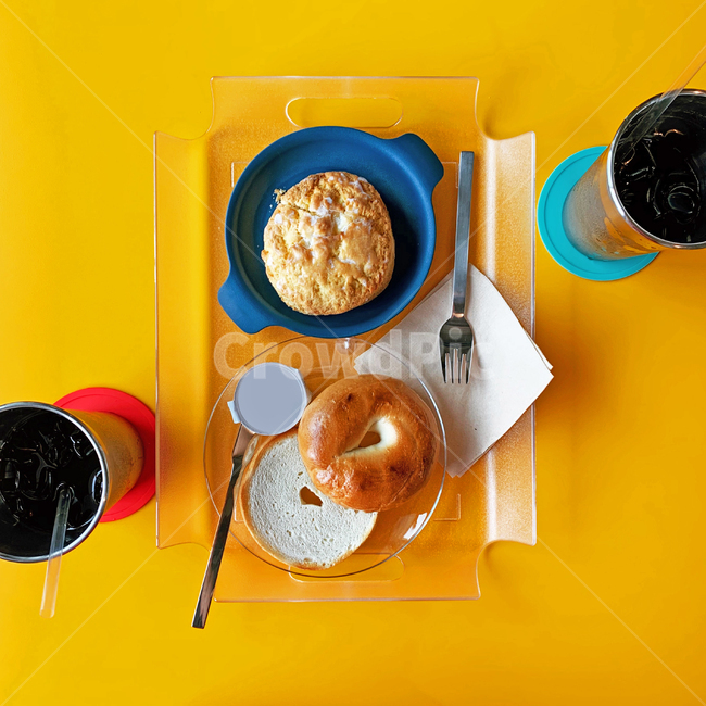 카페,디저트,커피,아이스아메리카노,베이글,스콘,플레이팅,선명한색상,선명한,cafe,cafeteria,desert,coffee,americano,coldcoffee,bagel,scone,color,colorful,plate,plating,커피,카페,coffee,cafe