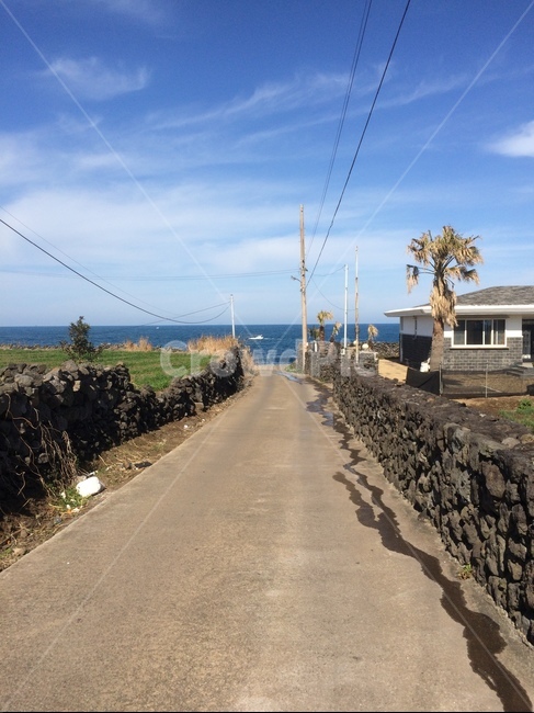 제주,길,하늘,자연,돌,현무암,구름,바다,해변,녹색,밭,집,자연,풍경,nature,landscape,한국자연풍경,한국자연경관,korea nature landscape,제주도,jeju,jeju island,시골,마을,country,rural,town,road,도로