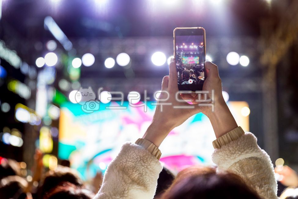 Performance,performance hall,concert,concert venue,audience,crowd,popular music concert,back view,kpop,K-pop,live stage,live event,stage,lighting,stage lighting,culture,entertainment,people,people,hand,cell phone,mobile phone,togethe