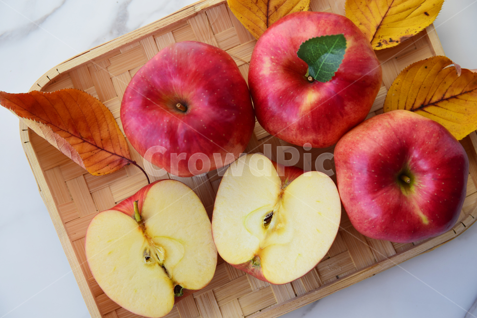 사과,과일,음식,반쪽사과,반쪽,쟁반,트레이,낙엽,나뭇잎,커팅,탐스러운,apple,food,fruit,cutting,cut,leaf,leaves,tray,음식,식재료,요리,food,cook,meal,dishes,food reserves,과일,열매,fruit