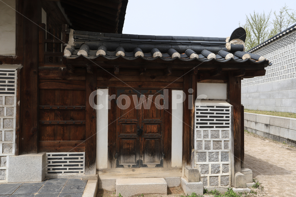 경복궁,문화재,서울,건축,궁전,문,단청,지붕,기와,돌담,돌기둥,고건축,한국,창호지,서까래,석가래,기둥,창살,흙길,주춧돌,추녀,목조건축물,창문,방문,한국전통,한국문화,korean traditional,korean culture,건축물,건물외관,exterior,building,structure,architecture,construction