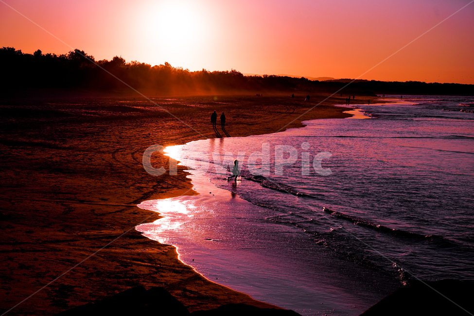 노을,아지랑이,파도,바다,해변,모래,보라,물,자연,풍경,nature,landscape,해변,바다,beach,sea,사람들,대중,군중,other people,crowd,인물실루엣,사람실루엣,character silhouette,human silhouette,여행,휴가,traveling,vacation,trip,light,빛,flare,플레어,sunlight,햇빛