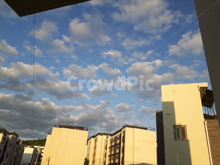 weather,날씨,nature,자연,cloud,구름,sky,하늘,적운,cumulus,몽글몽글,풍경,맑음,하늘사진,풍경사진,맑은날,감성사진,색감,낮,느낌,feeling,outdoors,옥외,파란색,노란색,회색,건축물,건물외관,분위기,특이한구름,푸른하늘,color
