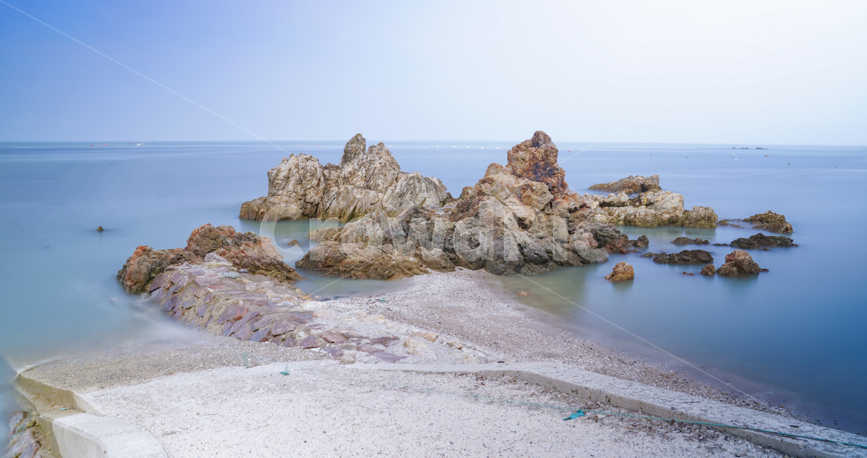 tide,sky,shape,spray,nature,island,Hat Rock,Baeksu Coastal Road,cobalt,water,rocky island,summer,rock,Beach,ocean,Yeonggwanggun,background,sight,season,Mt Geumgang,Baeksu Beach