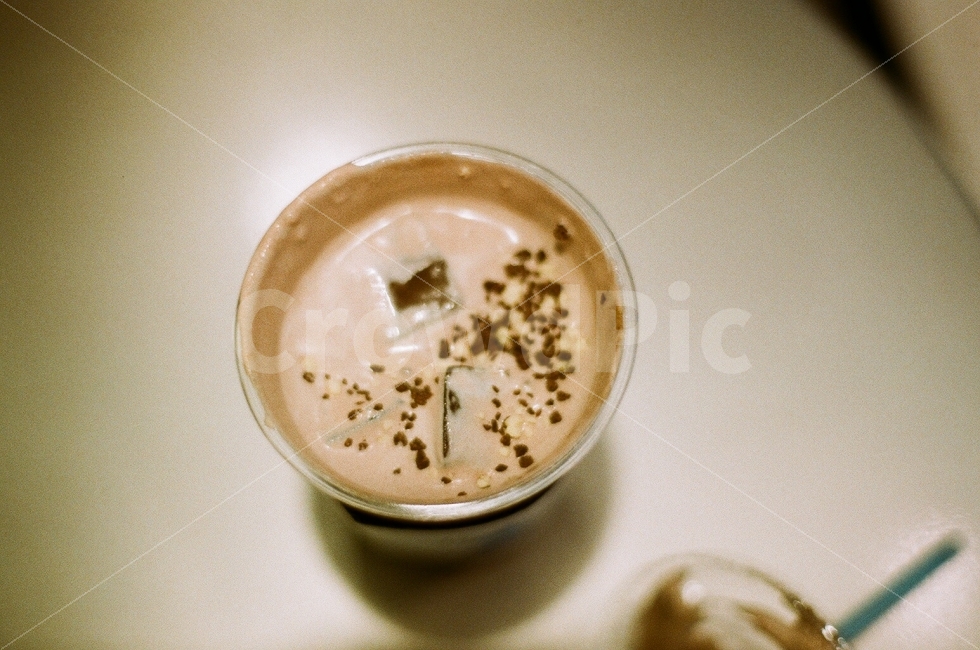커피,탑뷰,필름사진,초콜렛,테이블,조명,여름,그림자,감성사진,아날로그,coffee,topview,filmphoto,chocolate,table,lighting,summer,shadow,sensitive,analog,커피,카페,coffee,cafe,감성,sensible,feeling